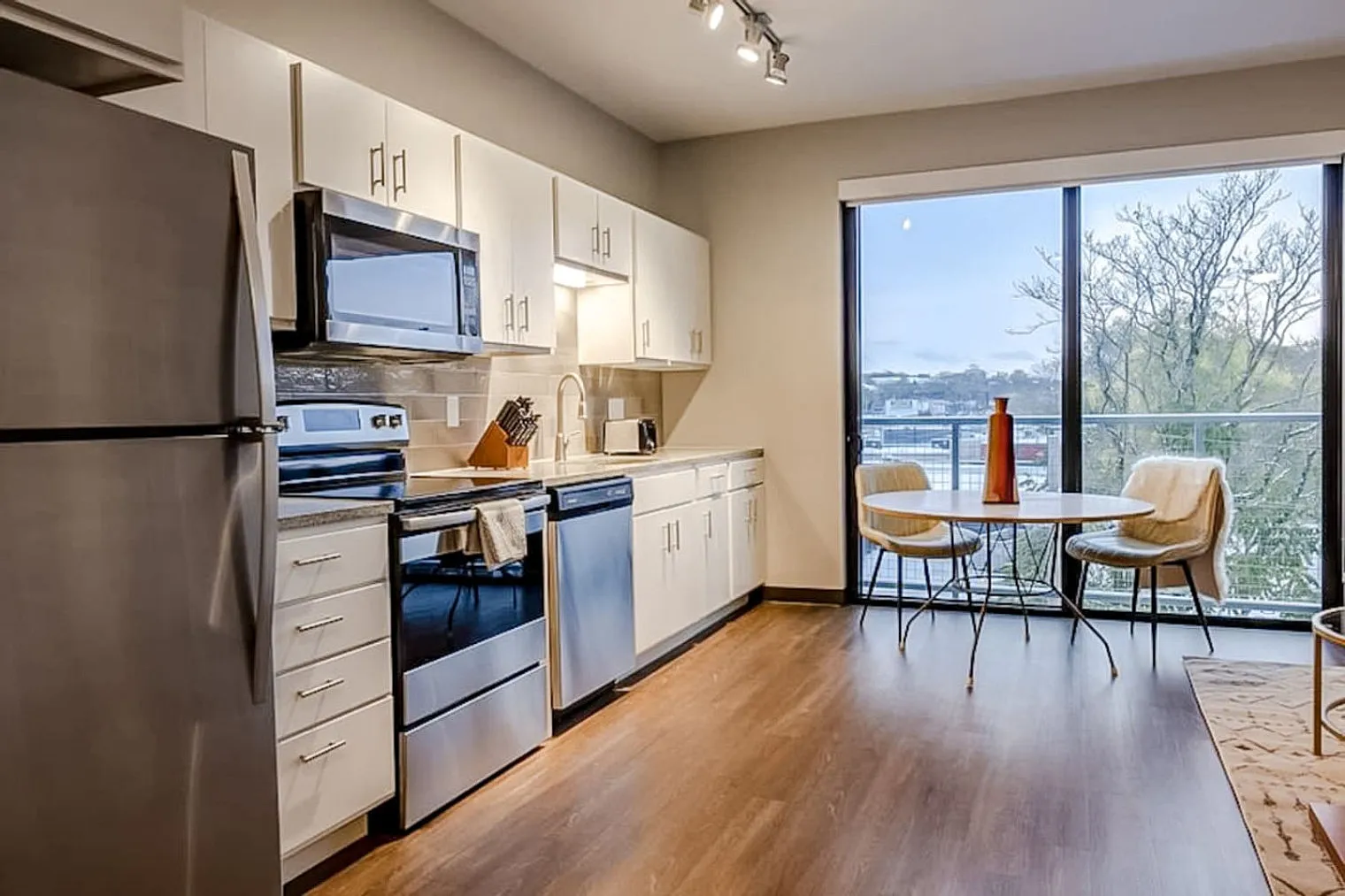 1 bed, 1.0 bath, $2,048 — Photo 3