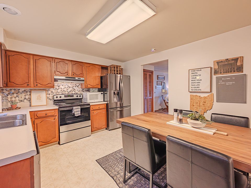 FURNISHED: Kitchen & Eat Space