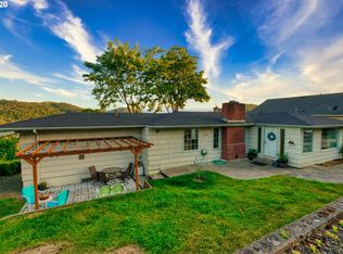 1054 NE Grandview Dr, Roseburg, OR 97470