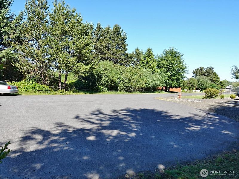 5th image of 223 Muskrat Court SW