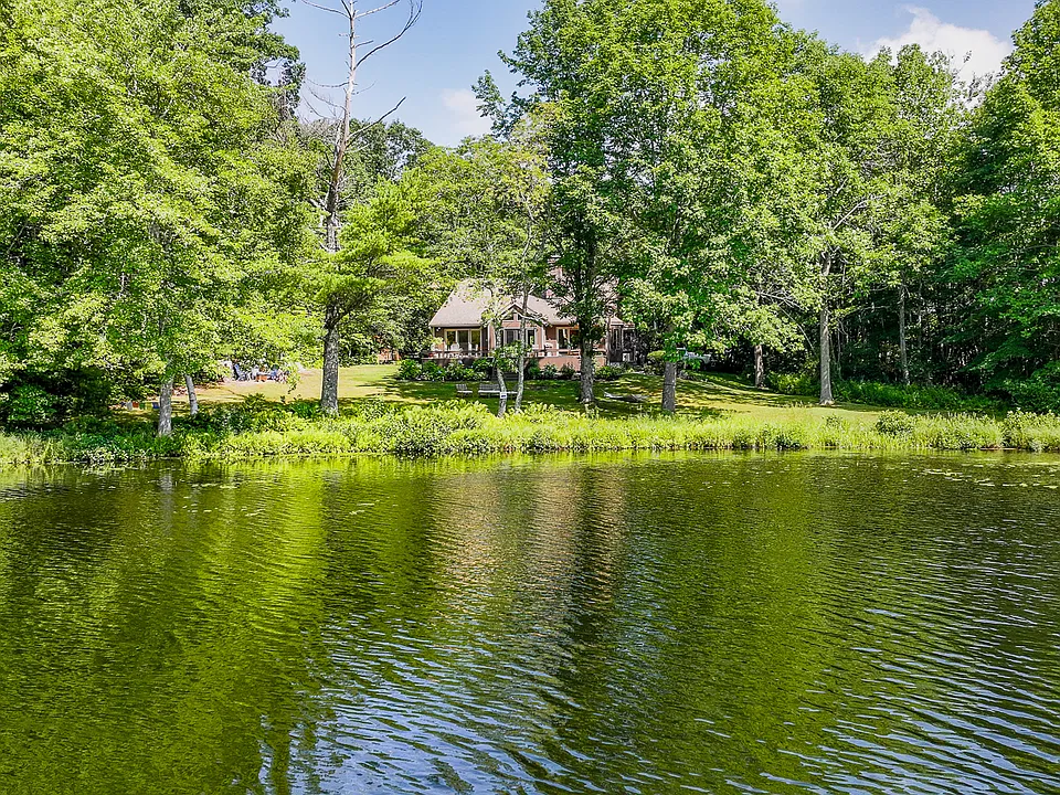 48 William Glen Dr