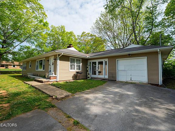 3rd image of 205 Highland Cir
