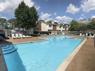 1366 E Wyndham Cir APT 204, Palatine, IL 60074