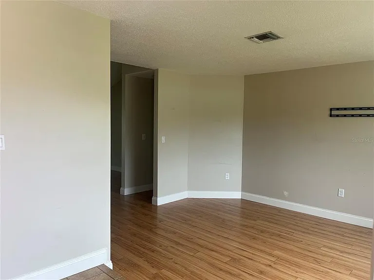 3101 Village Ln — Photo 5