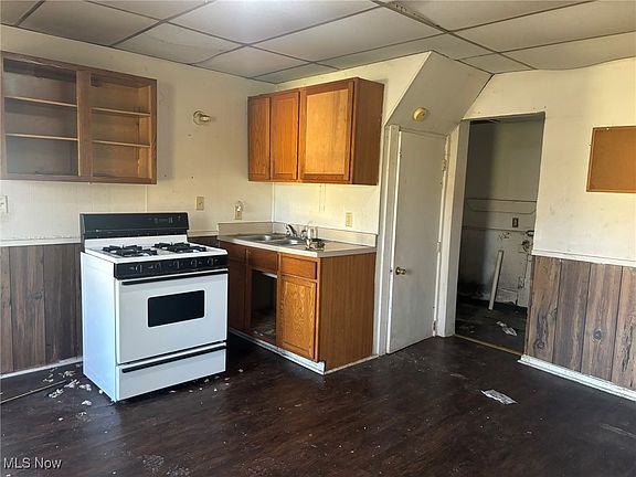 5th image of 113 E 2nd St