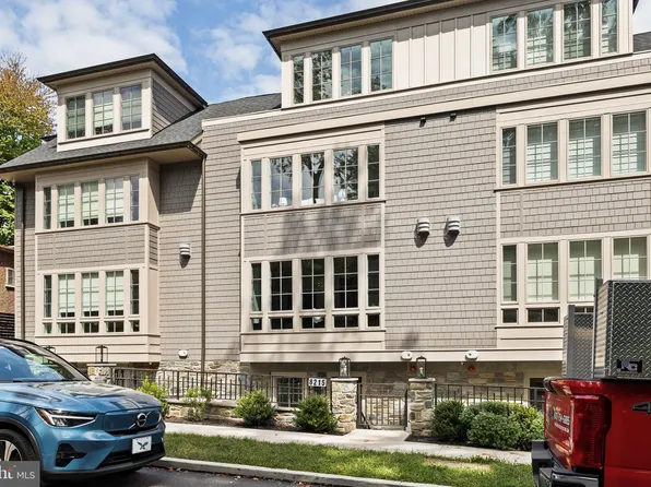 8215 Shawnee St, Philadelphia, PA 19118