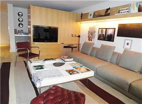 Sold by R New York | media 19