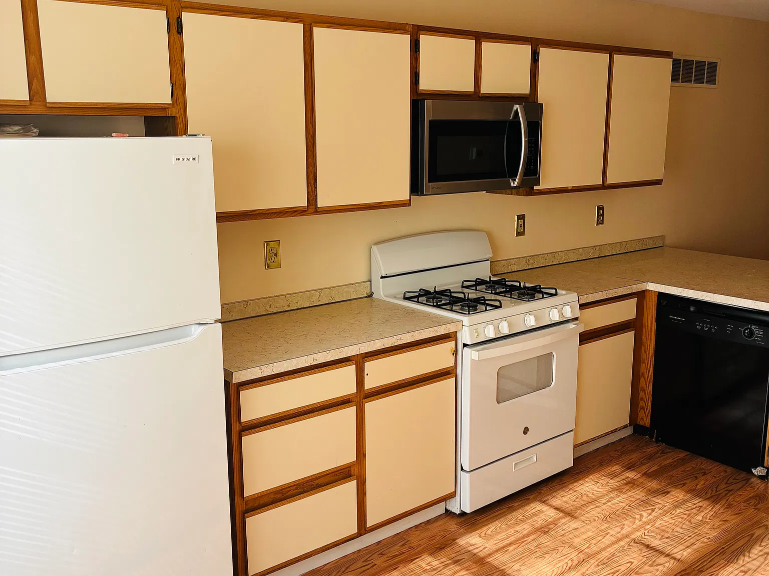 3 bed, $1,900 — Photo 3