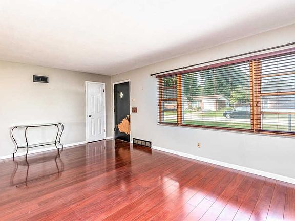 4th image of 312 Walworth Dr