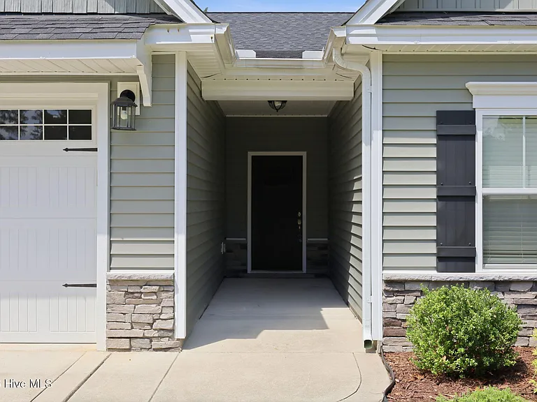 511 Pondpine Ln — Photo 2