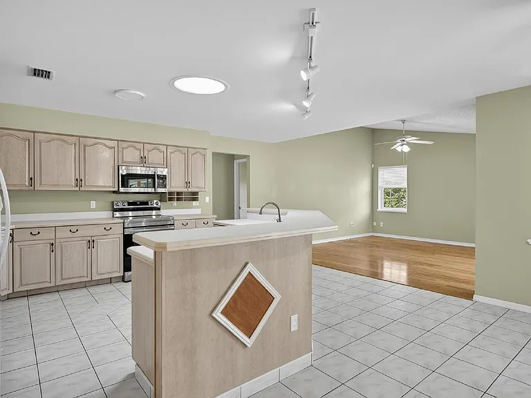 77 Folcroft Ln — Photo 11