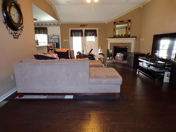 5th image of 136 Windsor Dr