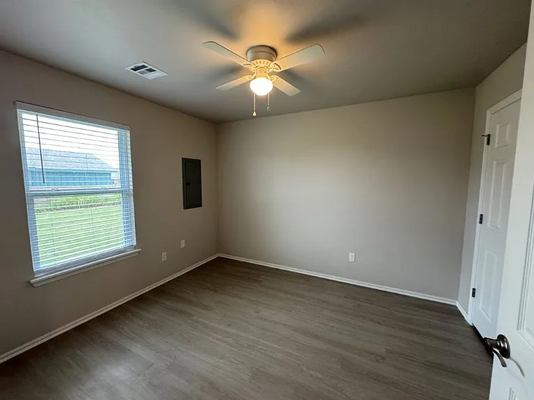 502 Parkhill Cir — Photo 10