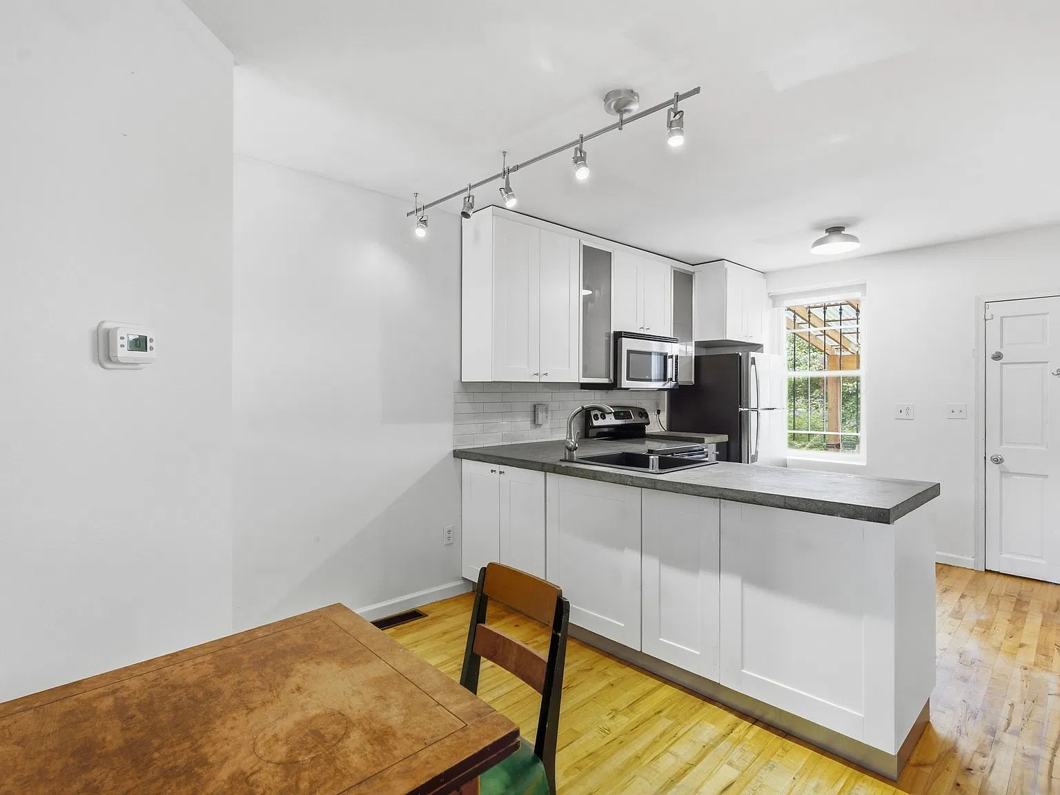 2 bed, 840 sqft, $1,500 — Photo 4