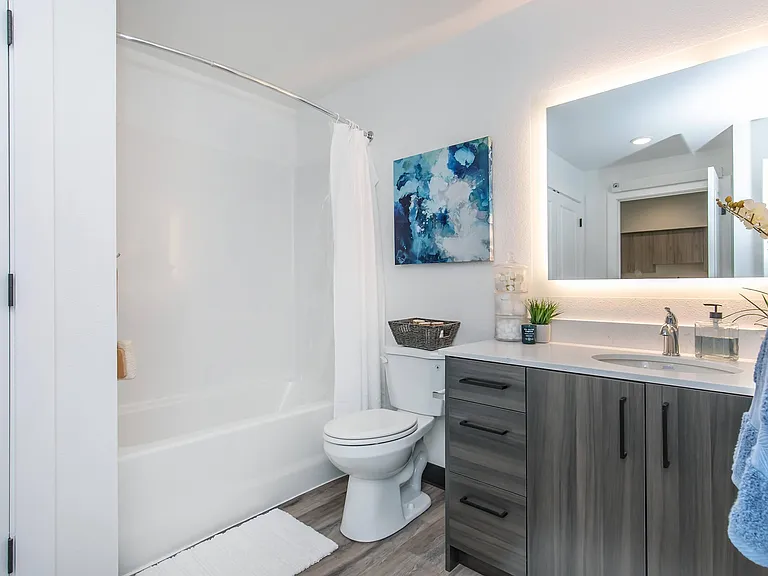 Lakeview Apartments — Photo 10