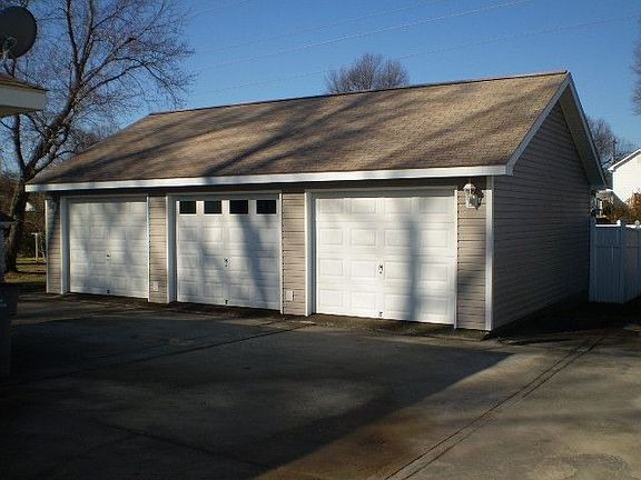 3rd image of 214 York Ave