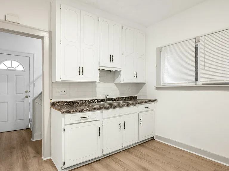 1554 Larchmont Rd #A — Photo 4
