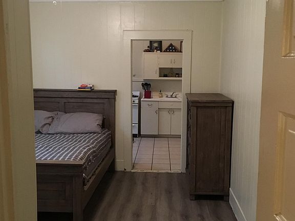 4th image of 807 Leontine St #A