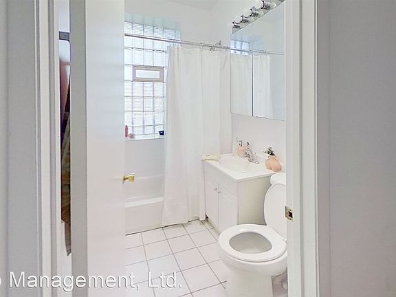 5th image of 900 W Gunnison St #303