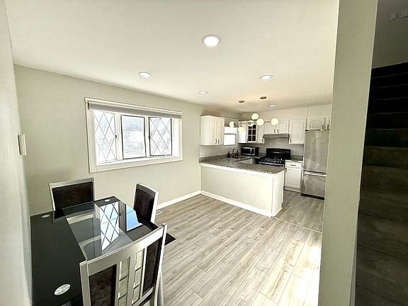 5th image of 819 Carrington Ave
