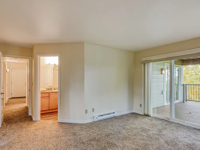 Sunset Summit Apartments — Photo 46