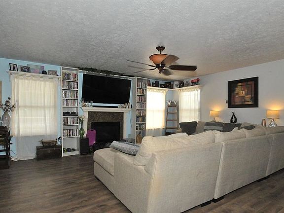 4th image of 951 Surfridge Dr