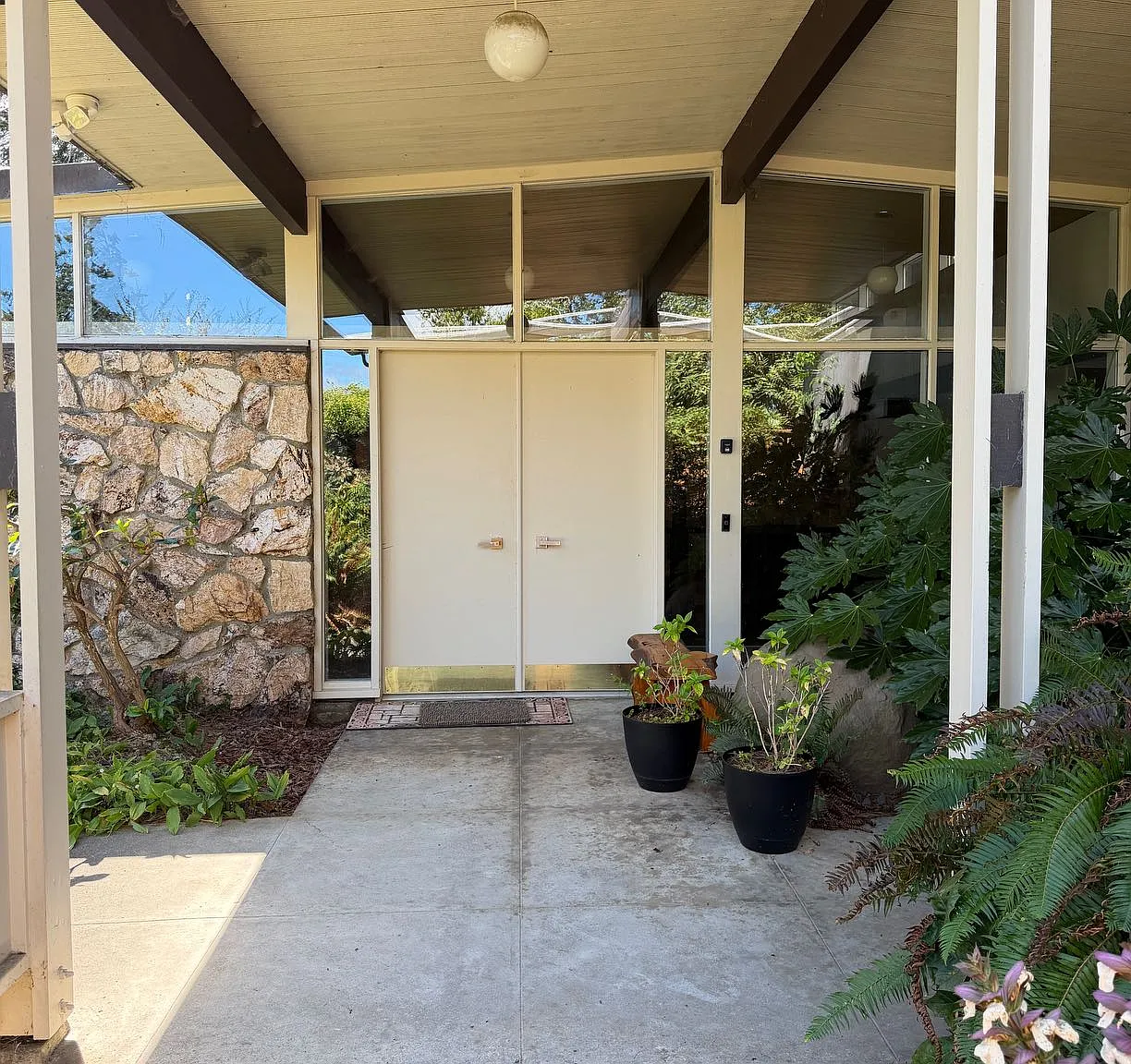 4 bed, 2559 sqft, $3,000 — Photo 1