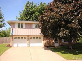 235 Maple Park Dr, Pekin, IL 61554