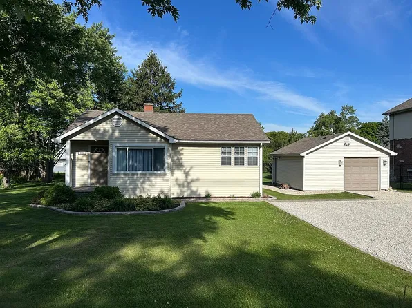 8350 S 84th Ct, Hickory Hills, IL 60457