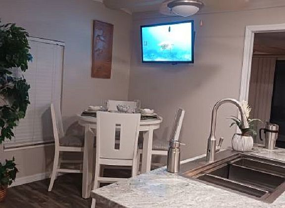 Unit 2: 2 Dinning area . Can be used for In-Law housing which is equipted for Handicapped, OR Spare Appartment used for guests.