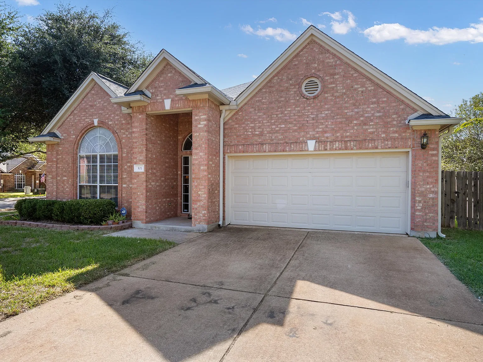 3 bed, 1996 sqft, $2,600 — Photo 2