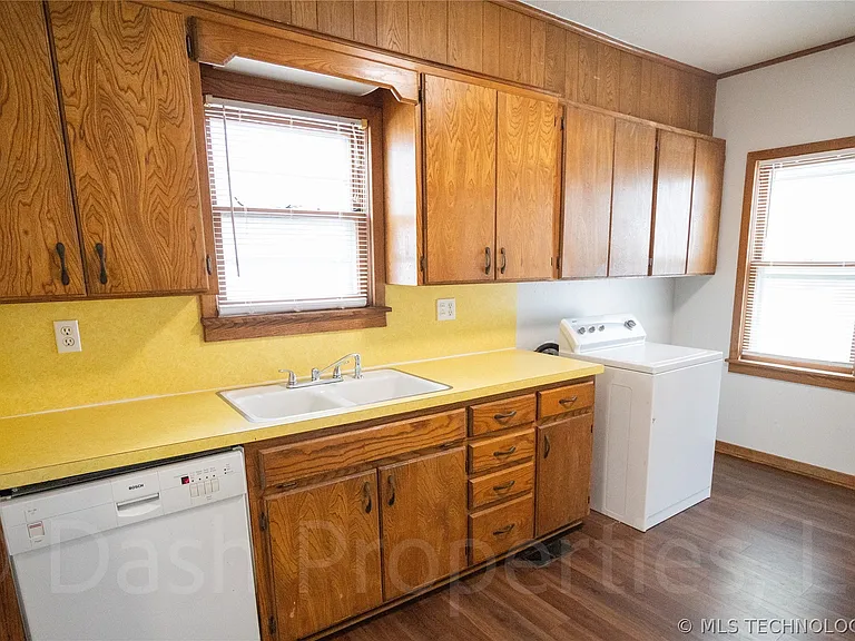 1119 S Florence Ave — Photo 16