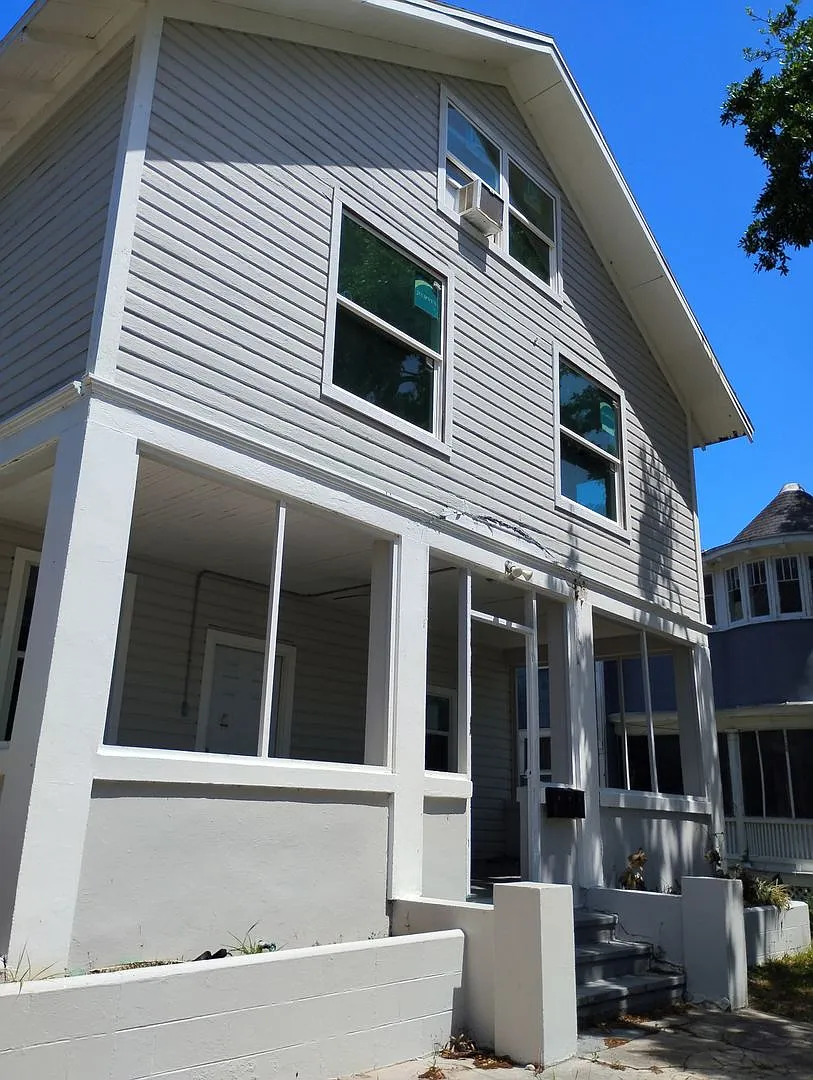 208 Fairview Avenue — Photo 1