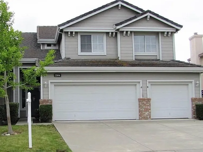 2104 Lynwood Way — Photo 1