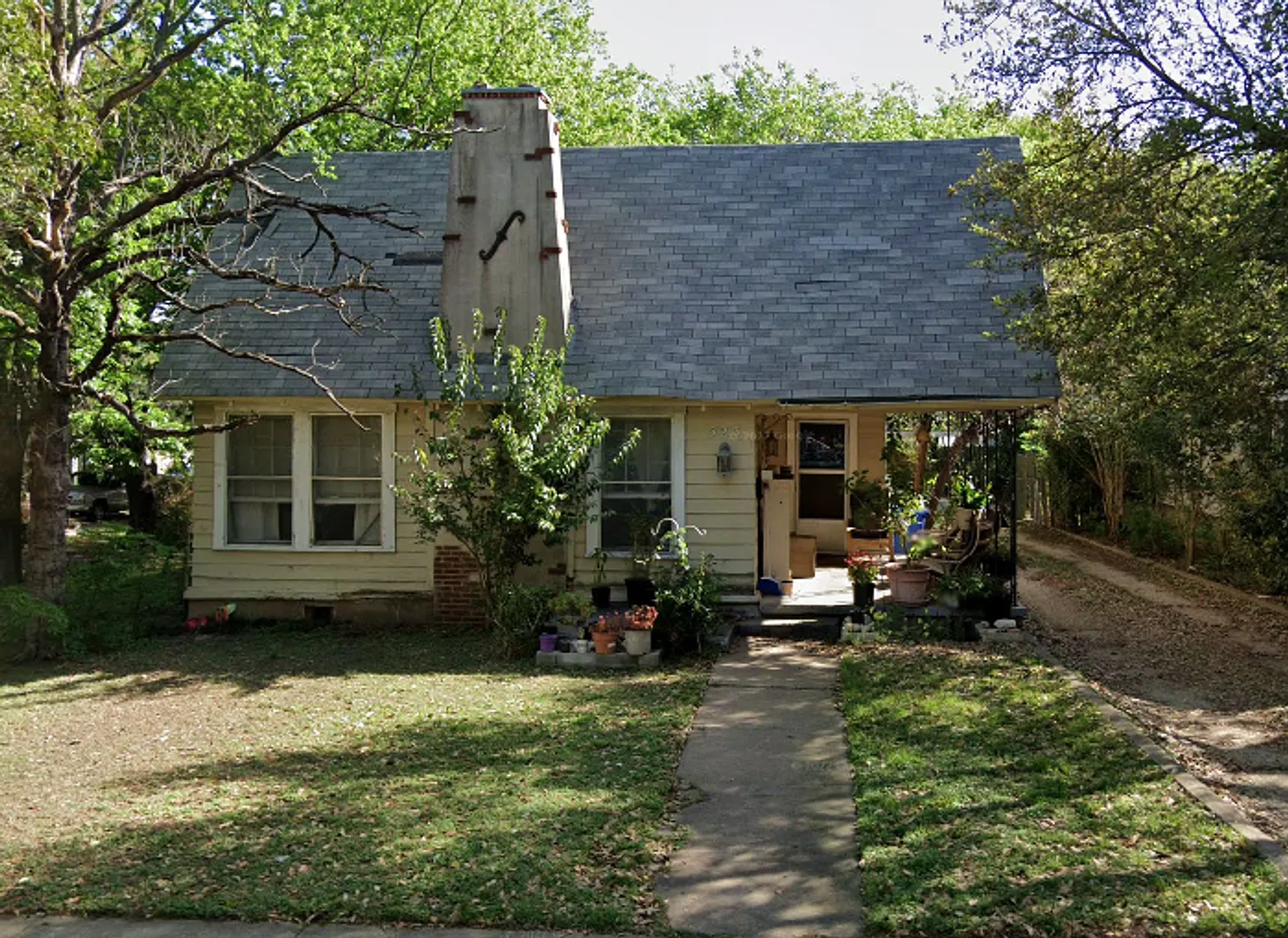 Single Family Home *Leasing Special Available* — Photo 1