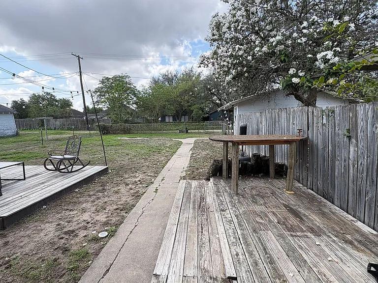 421 W Richard Ave — Photo 3