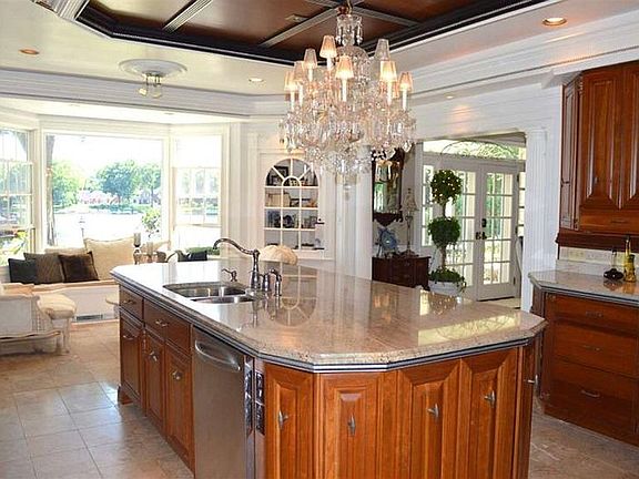 3rd image of 2629 Greenleaf Blvd