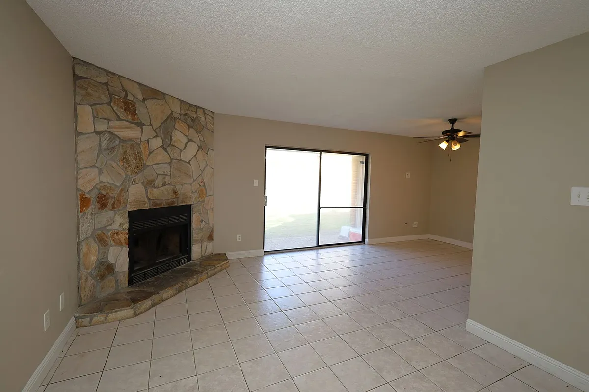 Building Photo - 1307 Baytree Dr #E