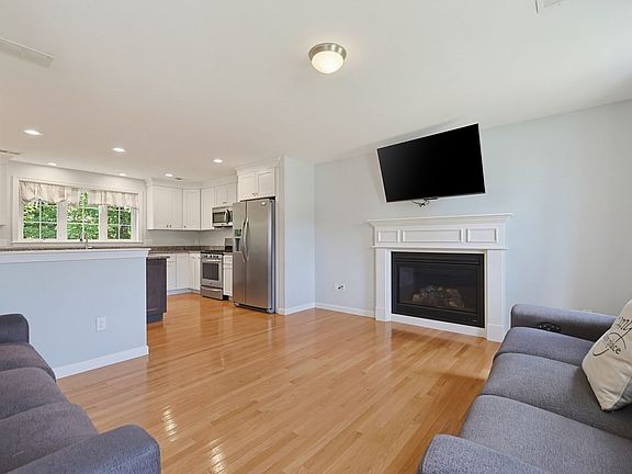 4th image of 15 Willow Brook Ln