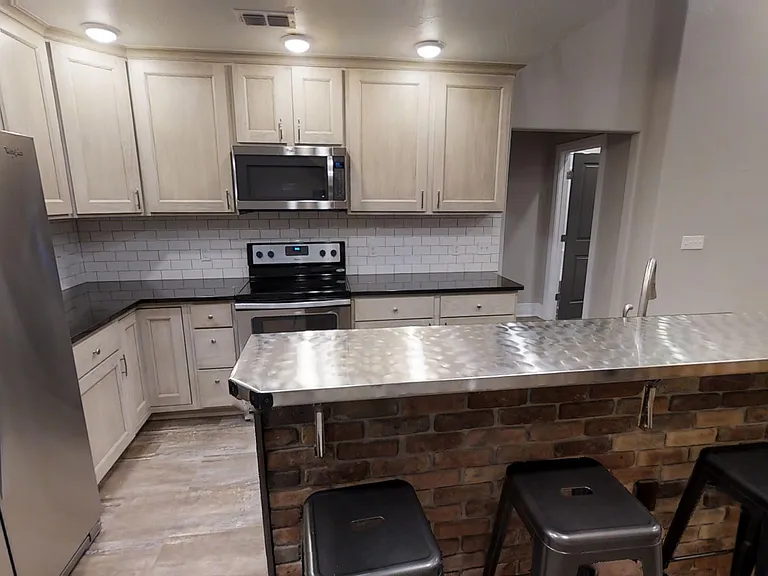 204 W 1st St — Photo 5
