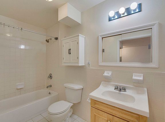2nd image of 2330 Newtown Ave APT 3CE