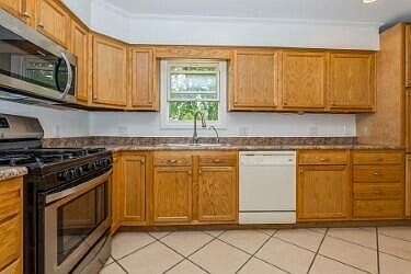 5th image of 221 S Taylor St