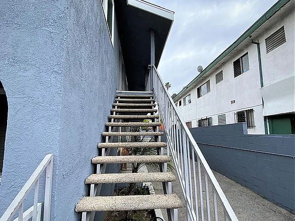 3rd image of 172 N Mariposa Ave APT G