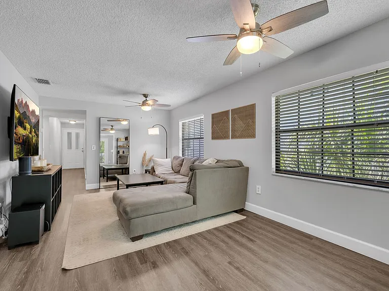 411 S Willow Ave — Photo 37