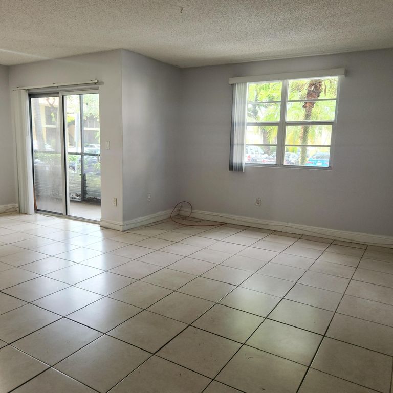 1227 SW 46th Ave APT 305, photo 6