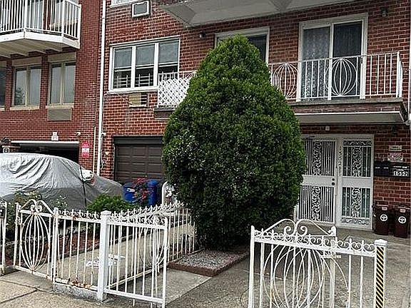 3rd image of 1554 W 6th St