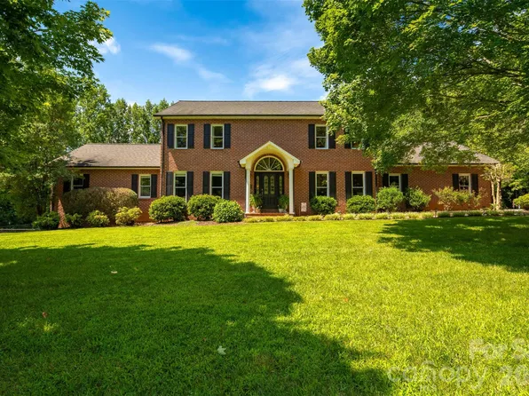 1413 Windemere Ln, Hickory, NC 28602