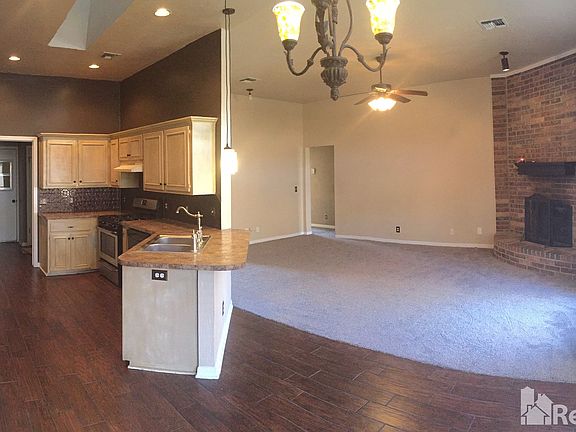 3rd image of 2704 Redwood Ln