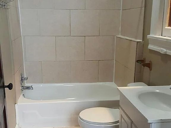 3rd image of 831 Jackson Ave #831