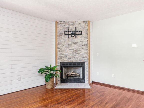 4th image of 1252 Somerset Way